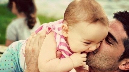 Исследователи смогли доказать, что отцы любят своих детей не меньше, чем матери 