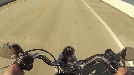 Мотоциклист-неудачник протаранил автомобиль, но остался жив (Видео)