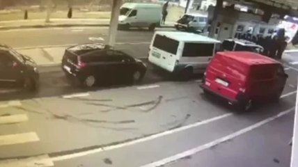В сети появилось видео, как закарпатские “стражи границы” пропустили авто с героином 