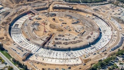 Аэровидеосъемка с места строительства кампуса-кольца Apple (Видео)