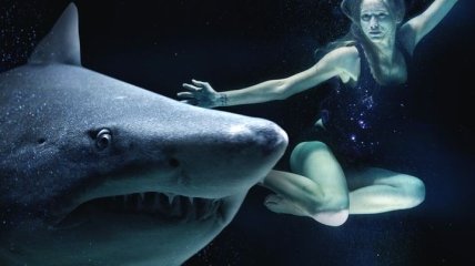 Смелости ей точно не занимать: красотка-модель спасает белых акул