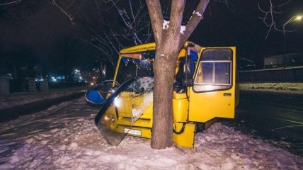 В Киеве автобус с пассажирами сбил пьяного пешехода и влетел в дерево  