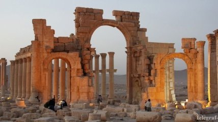 Боевики "ИГ" взорвали античную Триумфальную арку в Пальмире