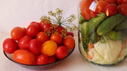 Как приготовить салат из капусты с помидорами