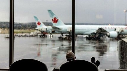 В аэропорту Канады пассажирский самолет выкатился за взлетную полосу