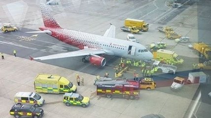 В Британии самолет компании переехал ногу сотрудника взлетной полосы 