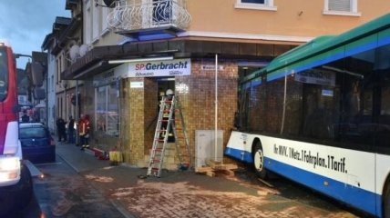 В Германии школьный автобус влетел в стену: десятки детей госпитализированы
