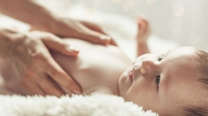 Колики, запоры, срыгивания у младенца: как облегчить состояние крохи?