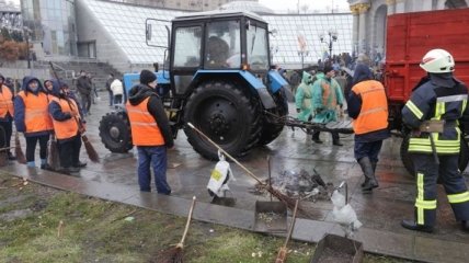 Коммунальщики демонтируют палатки на Майдане