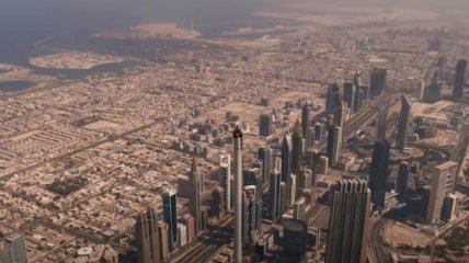 Мінімум страховки і ніяких спецефектів: стюардеса піднялася на найвищу будівлю світу заради відео