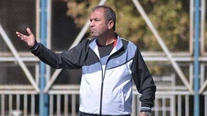 Супер мотивация: тренер турецкого клуба избивает игроков в раздевалке (Видео)