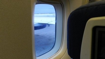 Почему иллюминаторы в самолете делают круглыми?