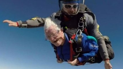 95-летняя старушка прыгнула с парашютом с высоты 4 км (Видео) 