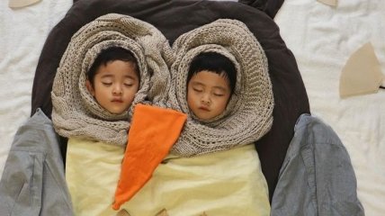 Мама создает для своих близнецов интересные приключение, пока они спят (Фото)