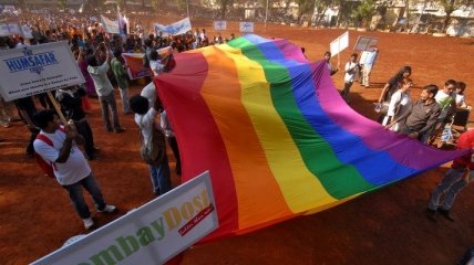 Над британским министерством подняли флаг геев