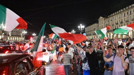Как в Италии праздновали победу родной сборной (видео, фото)