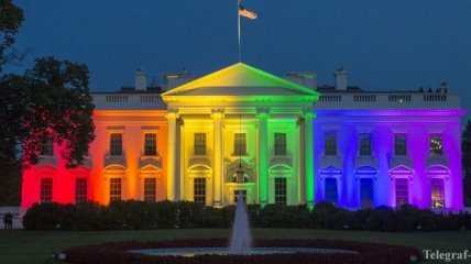 Белый дом в США осветили радужными цветами