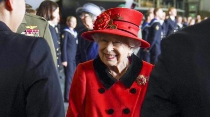 В красном наряде и брошью от принца Филиппа: Елизавета II посетила авианосец (фото, видео)