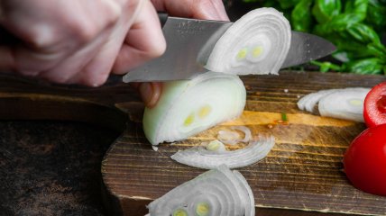 Як нарізати цибулю і не заплакати