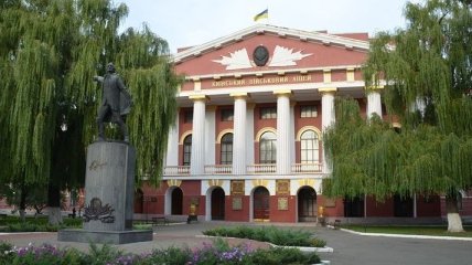 Памятник Суворову перед лицеем имени Богуна намерены демонтировать