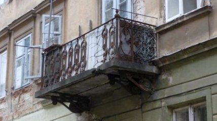 Во Львове на девушку упал балкон