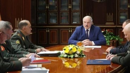 Лукашенко закрывает границы Беларуси с "врагами" (видео)
