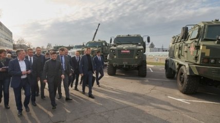 Президент посетил завод "АвтоКрАЗ" в Кременчуге (Фото)