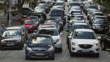 В Киеве с осени парковать машину в запрещенных местах будет достаточно дорого