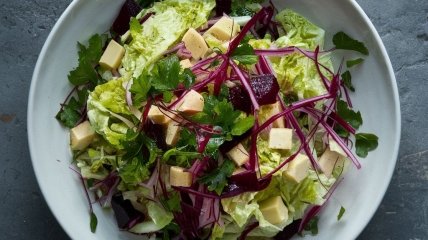Такий салат чудово підійде до будь-якого гарніру  (зображення створено за допомогою ШІ)
