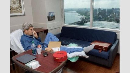 Керри выложил в "Твиттер" свою фотографию из больничной палаты