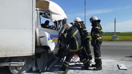 ДТП на Днепропетровщине: спасатели вытащили мужчину из грузовика (Видео)