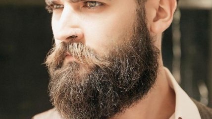 Тайник в бороде: мужчина пытался оригинально вывезти наркотики в Россию (фото)