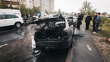 В Киеве авто влетело в припаркованные машины и загорелось