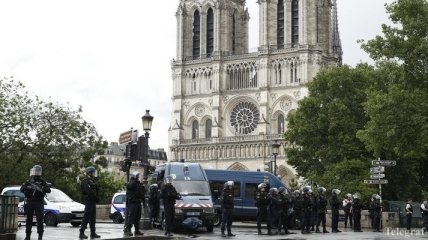 Дело о нападении в Париже расследуют как теракт