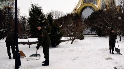 Нацгвадейцы убирали снег в парке Львова