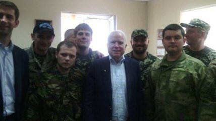 Маккейн пообщался с бойцами "Днепр-1"