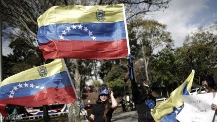 Венесуэльский кризис: Болтон призывает военных переходить на сторону Гуайдо 