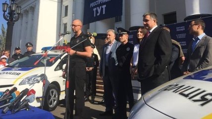 Яценюк дал старт набору в полицию прифронтовых городов