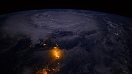 Астронавт ESA опубликовал снимок тайфуна Дэмри из космоса