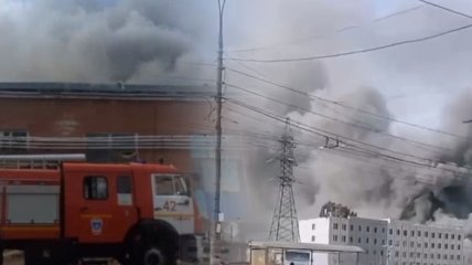 В россии новый мощный пожар, горит один из заводов: видео