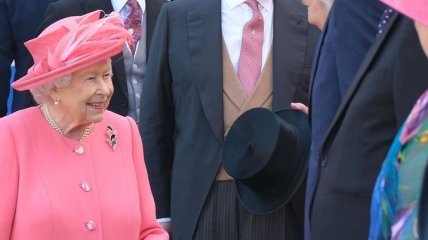 Розовый ей к лицу: Елизавета II посетила садовую вечеринку в Букингемском дворце