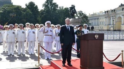 "Собирали второпях": внешний вид Путина на параде военно-морского флота позабавил сеть
