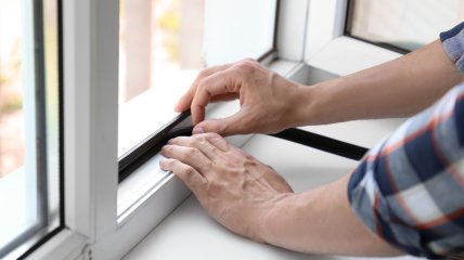 Есть несколько способов утеплить окна
