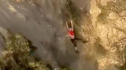 За секунду до гибели: мужчина спас туристку, упавшую в каньон (Видео)
