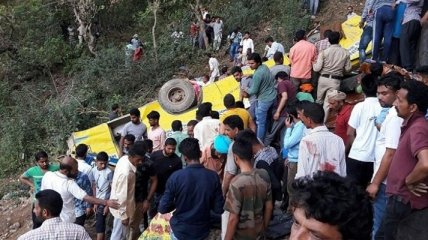 В Индии школьный автобус слетел с дороги: 30 человек погибло