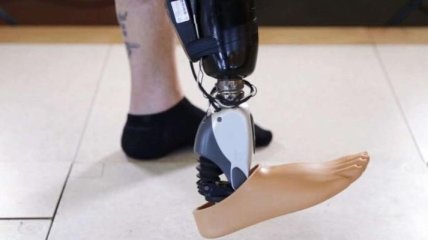 Новый протез ноги поможет владельцу лучше чувствовать ступню и колено