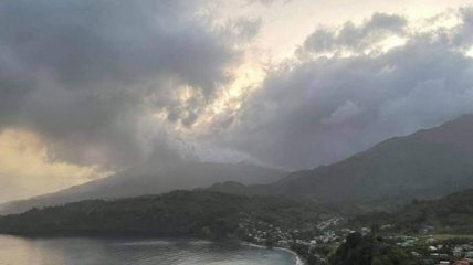 Разрушает все на своем пути: на Карибах продолжает извергаться "взрывной" вулкан (видео)