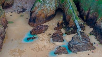 Человек бросил работу и посвятил себя рисованию на песке (Фото)