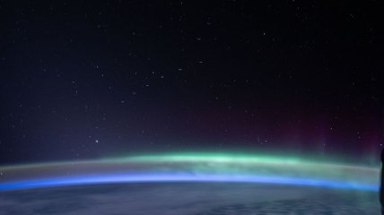 В NASA показали, как выглядит с МКС "кортеж" спутников Илона Маска