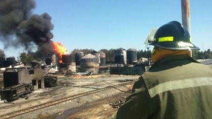ГСЧС: Один очаг возгорания на нефтебазе погашен